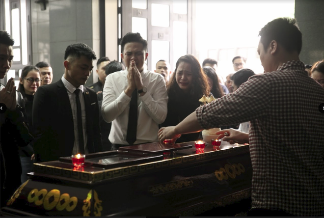 Trực tiếp: Xuân Bắc, NSND Lan Hương, vợ NSND Anh Tú khóc nức nở trong đám tang-21