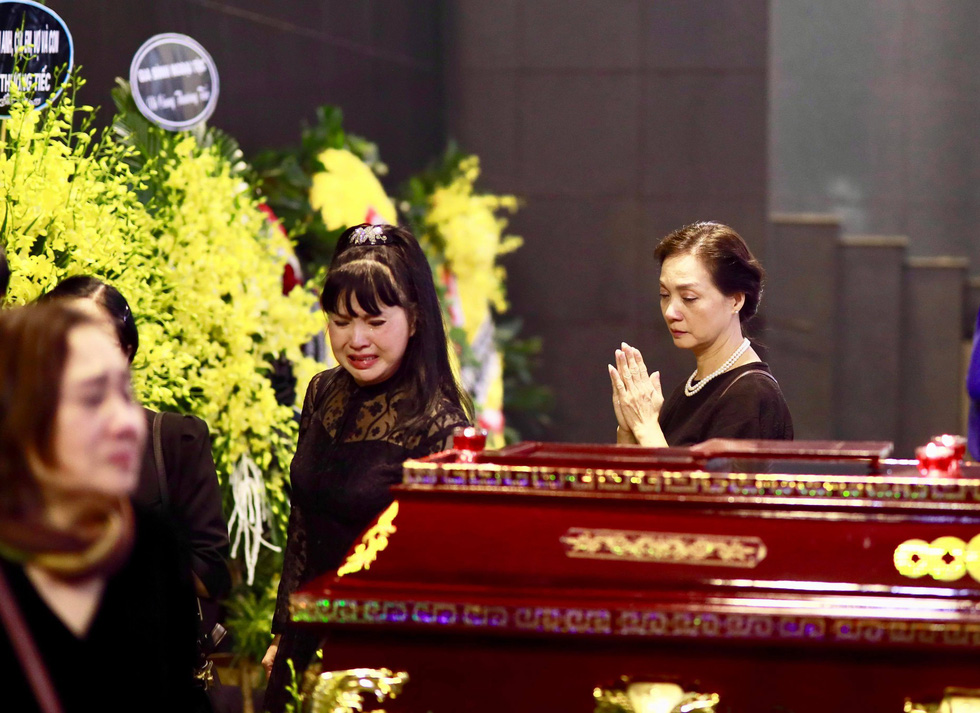 Trực tiếp: Xuân Bắc, NSND Lan Hương, vợ NSND Anh Tú khóc nức nở trong đám tang-8