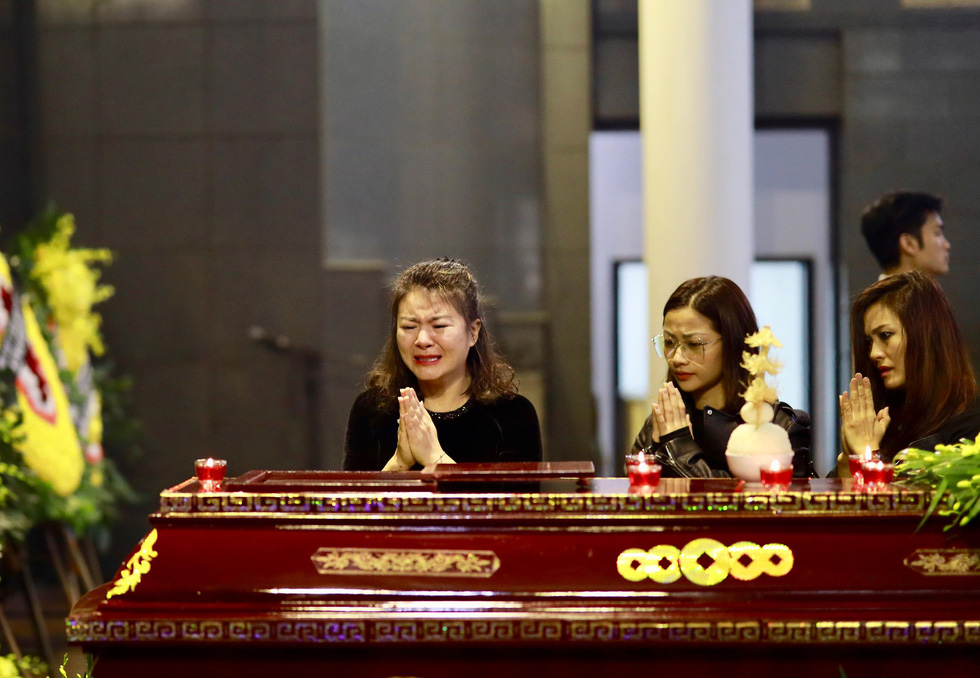 Trực tiếp: Xuân Bắc, NSND Lan Hương, vợ NSND Anh Tú khóc nức nở trong đám tang-5