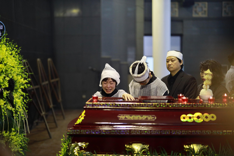 Trực tiếp: Xuân Bắc, NSND Lan Hương, vợ NSND Anh Tú khóc nức nở trong đám tang-1