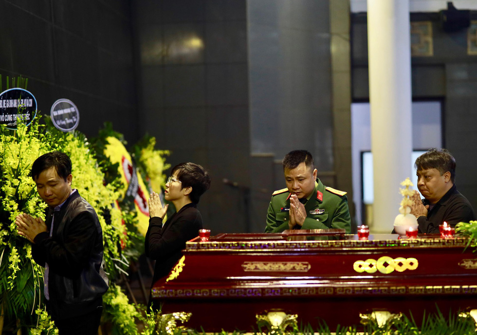 Trực tiếp: Xuân Bắc, NSND Lan Hương, vợ NSND Anh Tú khóc nức nở trong đám tang-6