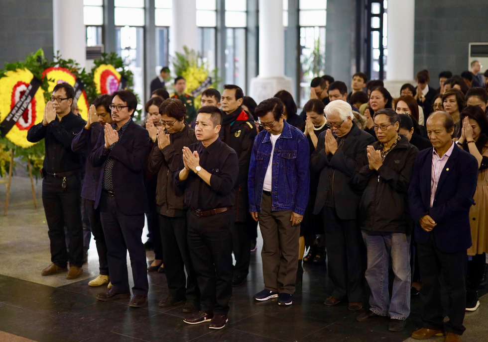 Trực tiếp: Xuân Bắc, NSND Lan Hương, vợ NSND Anh Tú khóc nức nở trong đám tang-10