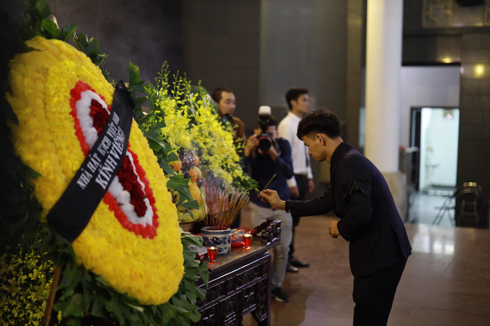 Trực tiếp: Xuân Bắc, NSND Lan Hương, vợ NSND Anh Tú khóc nức nở trong đám tang-3