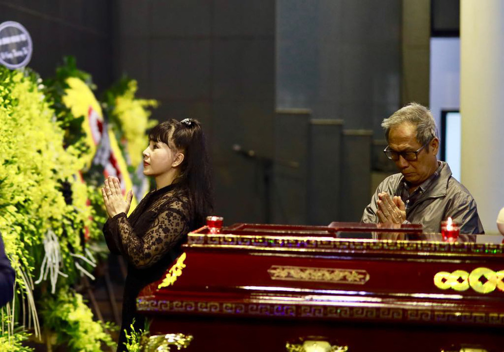 Trực tiếp: Xuân Bắc, NSND Lan Hương, vợ NSND Anh Tú khóc nức nở trong đám tang-7
