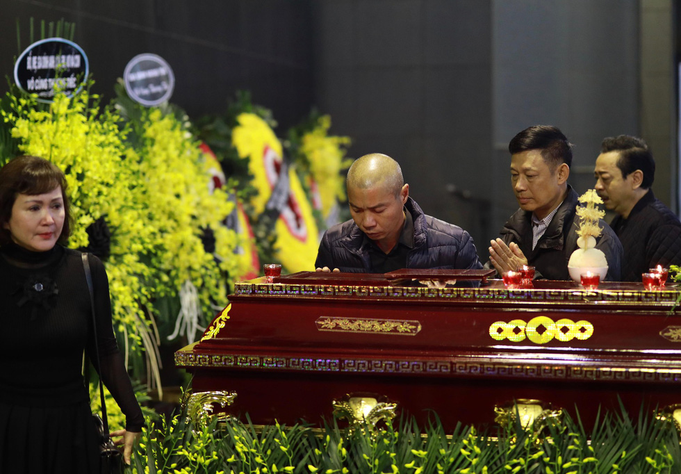 Trực tiếp: Xuân Bắc, NSND Lan Hương, vợ NSND Anh Tú khóc nức nở trong đám tang-12