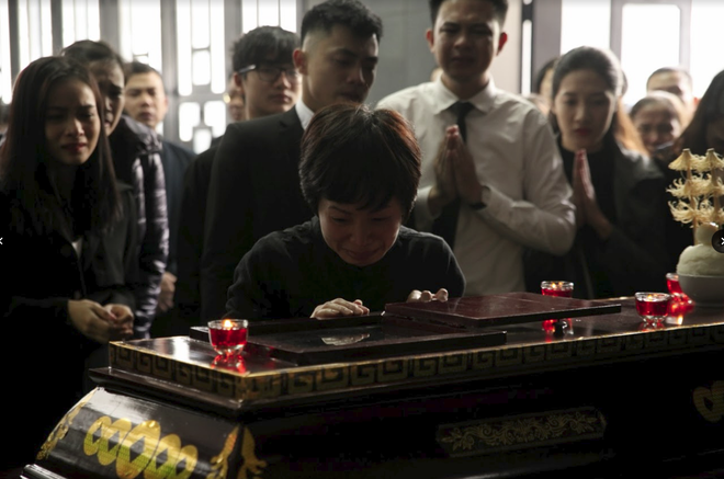 Trực tiếp: Xuân Bắc, NSND Lan Hương, vợ NSND Anh Tú khóc nức nở trong đám tang-22