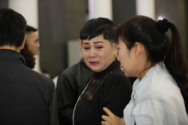 Trực tiếp: Xuân Bắc, NSND Lan Hương, vợ NSND Anh Tú khóc nức nở trong đám tang-20