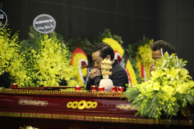 Trực tiếp: Xuân Bắc, NSND Lan Hương, vợ NSND Anh Tú khóc nức nở trong đám tang-17