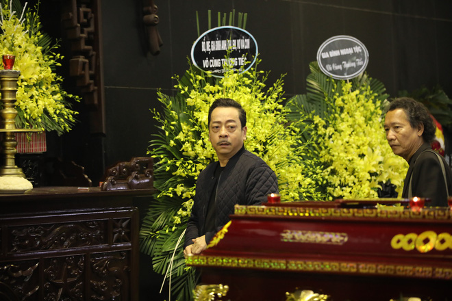 Trực tiếp: Xuân Bắc, NSND Lan Hương, vợ NSND Anh Tú khóc nức nở trong đám tang-18