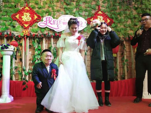 Chú rể kiện bạn bè vì bị ném trứng, đâm xe trong ngày cưới-4