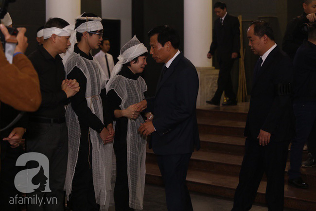 Ngày đầu tiên vợ con NSND Anh Tú lộ diện trước công chúng lại chính là ngày đưa tang anh-13