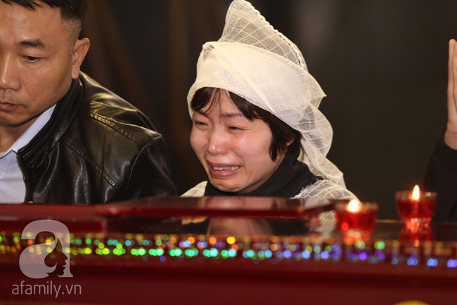 Ngày đầu tiên vợ con NSND Anh Tú lộ diện trước công chúng lại chính là ngày đưa tang anh-11