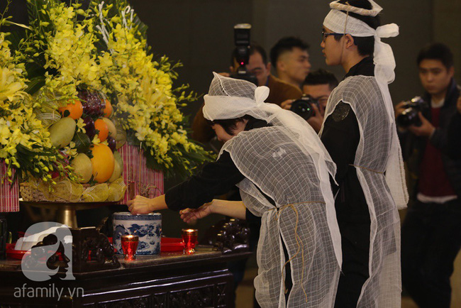 Ngày đầu tiên vợ con NSND Anh Tú lộ diện trước công chúng lại chính là ngày đưa tang anh-7