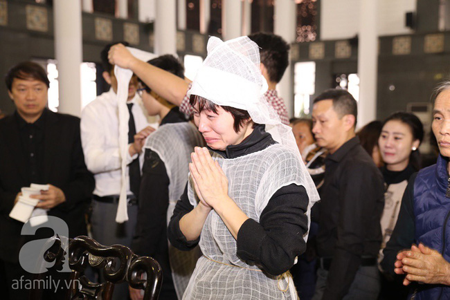 Ngày đầu tiên vợ con NSND Anh Tú lộ diện trước công chúng lại chính là ngày đưa tang anh-2