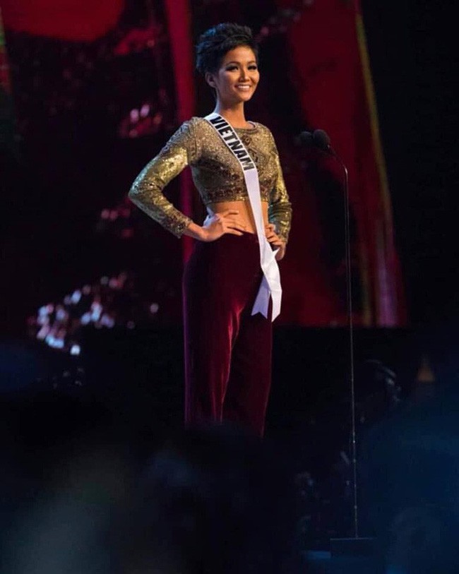Trong khi Chi Pu loay hoay để mặc đẹp, thì HHen Niê đã thuần hóa ngay được kiểu quần này tại chung kết Miss Universe-1