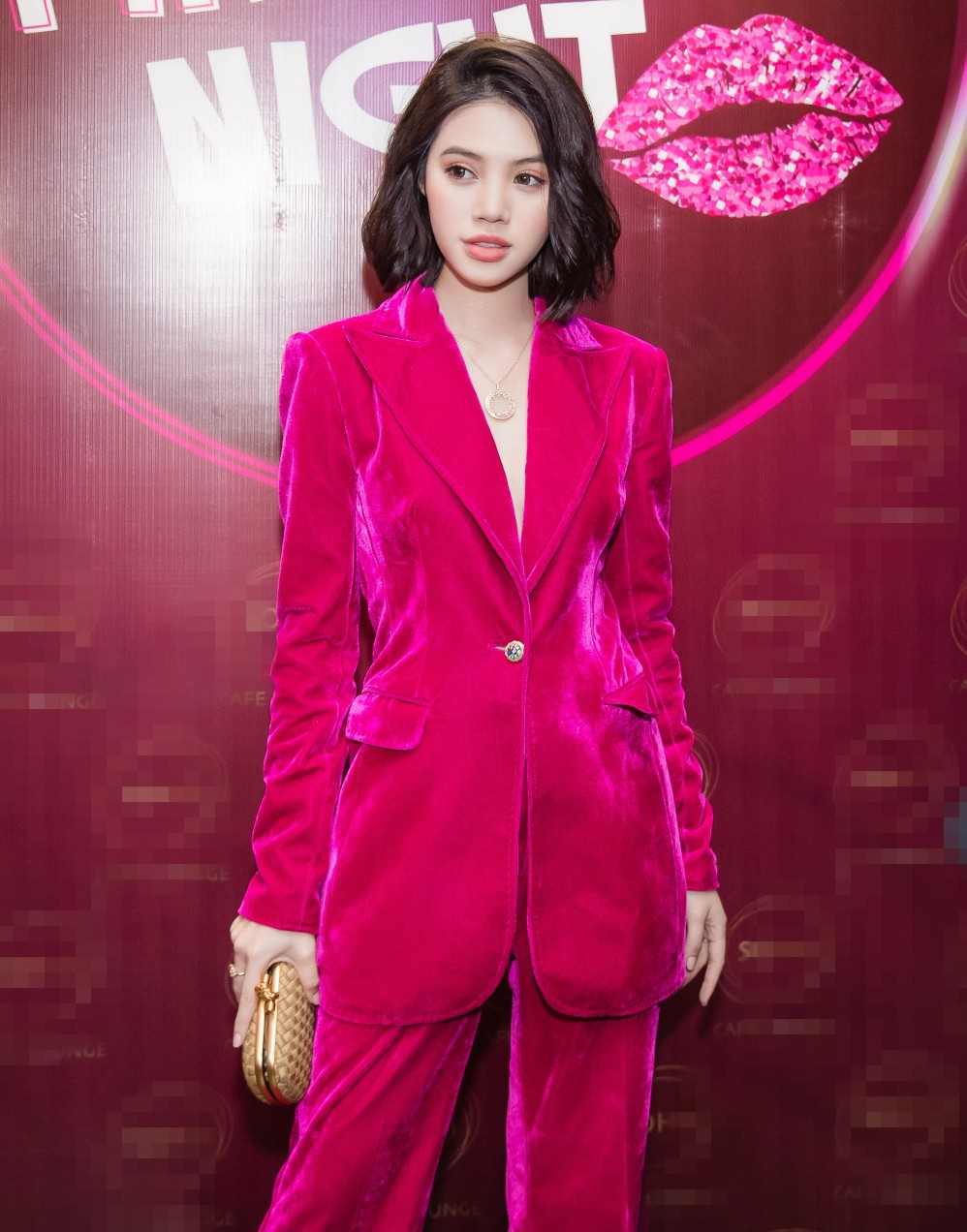 Trong khi Chi Pu loay hoay để mặc đẹp, thì HHen Niê đã thuần hóa ngay được kiểu quần này tại chung kết Miss Universe-7