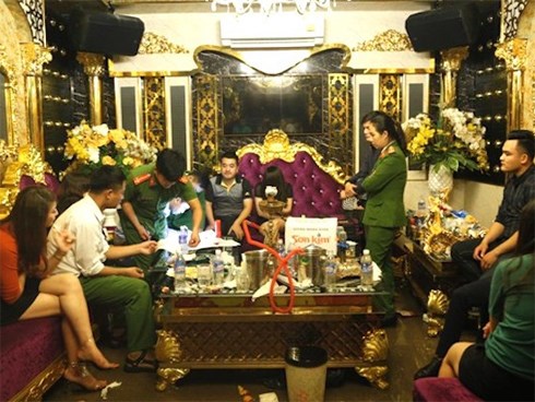 Vụ sếp ngân hàng cùng nữ giáo viên phê ma tuý: Các đối tượng khai đã nuốt 15 viên ma túy