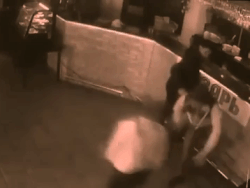 Phù dâu xinh đẹp bất lực khi bị khách nam hất tung váy, sàm sỡ tập thể-2