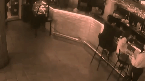 Sàm sỡ nữ phục vụ xinh đẹp, gã đàn ông bị hạ gục chỉ bằng cuốn menu-2