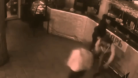 Sàm sỡ nữ phục vụ xinh đẹp, gã đàn ông bị hạ gục chỉ bằng cuốn menu-3