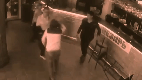 Sàm sỡ nữ phục vụ xinh đẹp, gã đàn ông bị hạ gục chỉ bằng cuốn menu-4