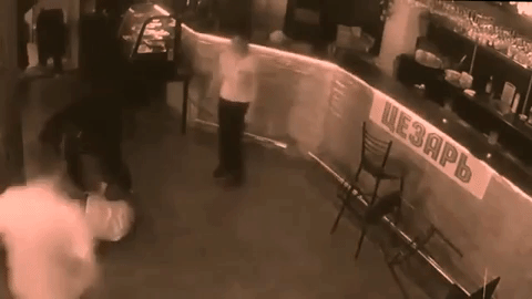 Sàm sỡ nữ phục vụ xinh đẹp, gã đàn ông bị hạ gục chỉ bằng cuốn menu-5