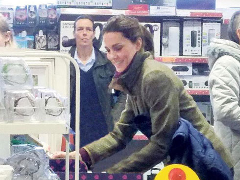 Kate và em dâu Meghan mặt đối mặt dự lễ Giáng Sinh và đây là cách họ trả lời cho tin đồn mâu thuẫn-10