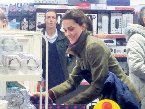 Công nương Kate ăn mặc giản dị, săn hàng giảm giá dịp Giáng Sinh gây sốt dư luận, Meghan cũng phải chào thua