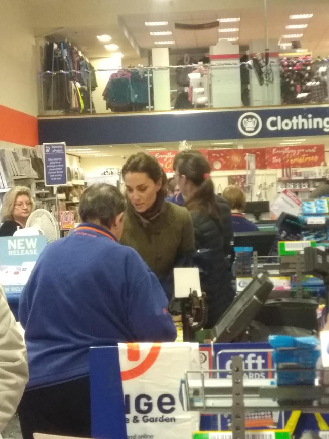 Công nương Kate ăn mặc giản dị, săn hàng giảm giá dịp Giáng Sinh gây sốt dư luận, Meghan cũng phải chào thua-3