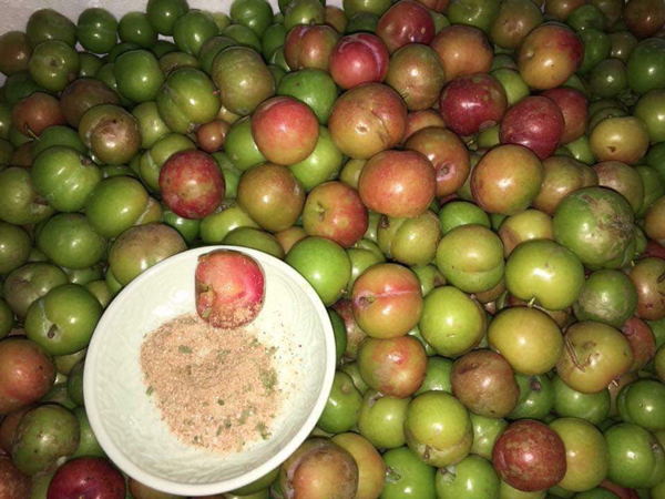 Đắt ngang thịt bò, mận trái mùa vẫn hút” chị em công sở-3