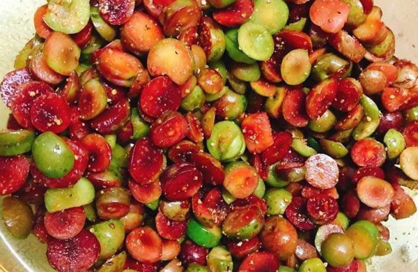 Đắt ngang thịt bò, mận trái mùa vẫn hút” chị em công sở-4