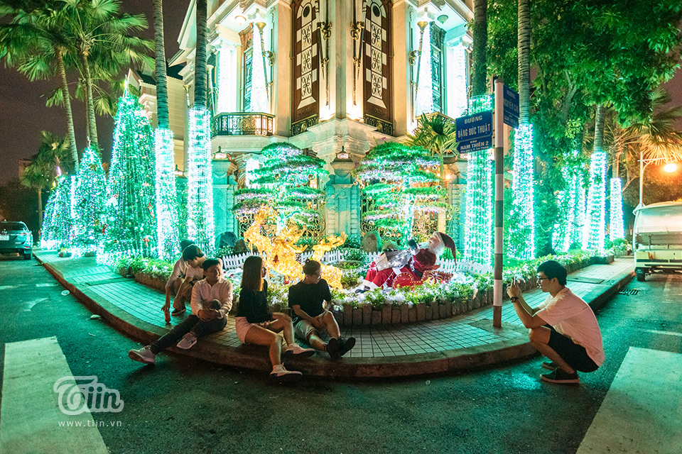 Choáng ngợp trước màn trang hoàng Giáng sinh hoành tráng, rực rỡ tại khu nhà giàu Phú Mỹ Hưng-8