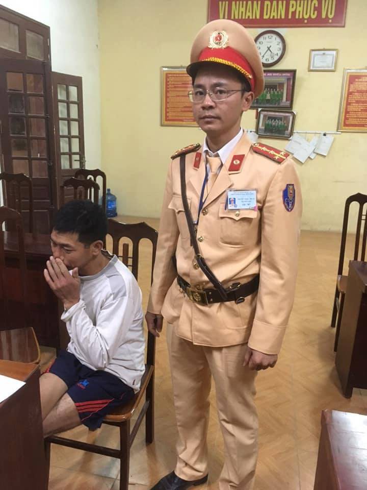 Hà Nội: Giả vờ vào nhà cô giáo xin nước rồi dùng dao khống chế cướp dây chuyền-1