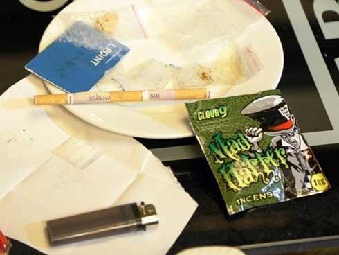 Lời khai cô giáo tham gia tiệc ma túy” với PGĐ ngân hàng: Được mời dự sinh nhật, đã hít 2 lần khi có người đưa đĩa bột màu trắng-2