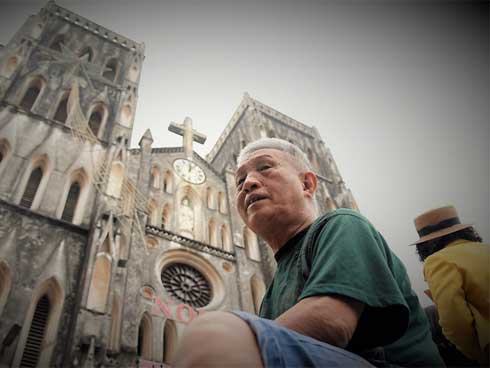 Người người đổ đi chơi Giáng sinh, đường phố đông nghẹt thở, trẻ nhỏ được bế trên vai cha mẹ-17