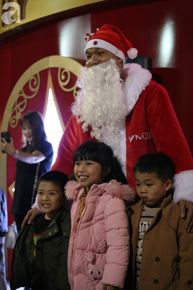 Người người đổ đi chơi Giáng sinh, đường phố đông nghẹt thở, trẻ nhỏ được bế trên vai cha mẹ-14