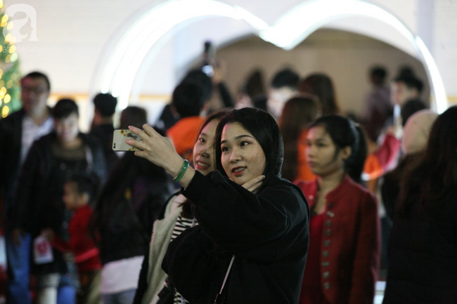 Người người đổ đi chơi Giáng sinh, đường phố đông nghẹt thở, trẻ nhỏ được bế trên vai cha mẹ-15