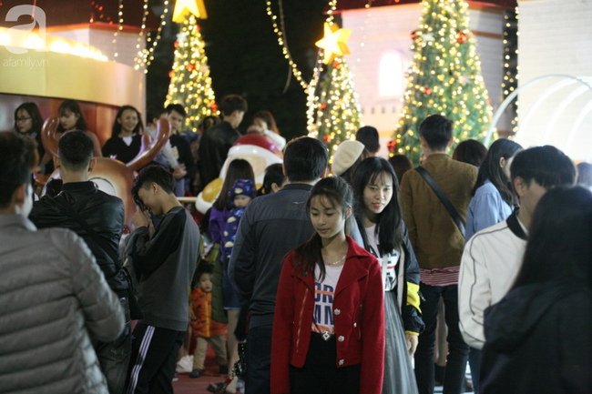 Người người đổ đi chơi Giáng sinh, đường phố đông nghẹt thở, trẻ nhỏ được bế trên vai cha mẹ-16