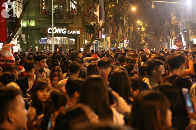 Người người đổ đi chơi Giáng sinh, đường phố đông nghẹt thở, trẻ nhỏ được bế trên vai cha mẹ-1