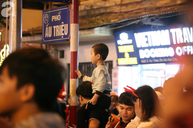 Người người đổ đi chơi Giáng sinh, đường phố đông nghẹt thở, trẻ nhỏ được bế trên vai cha mẹ-2