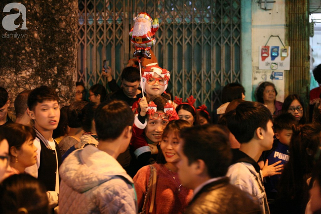 Người người đổ đi chơi Giáng sinh, đường phố đông nghẹt thở, trẻ nhỏ được bế trên vai cha mẹ-3