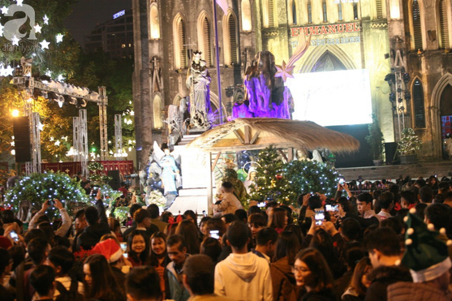 Người người đổ đi chơi Giáng sinh, đường phố đông nghẹt thở, trẻ nhỏ được bế trên vai cha mẹ-4