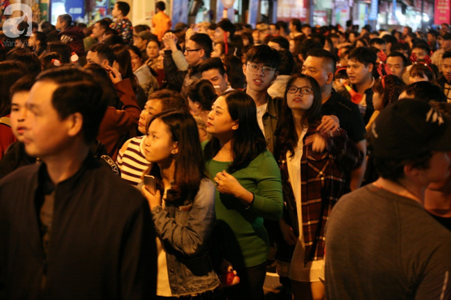 Người người đổ đi chơi Giáng sinh, đường phố đông nghẹt thở, trẻ nhỏ được bế trên vai cha mẹ-6