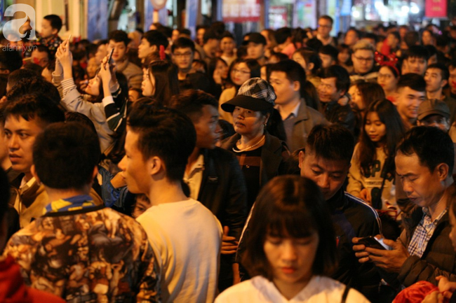 Người người đổ đi chơi Giáng sinh, đường phố đông nghẹt thở, trẻ nhỏ được bế trên vai cha mẹ-8