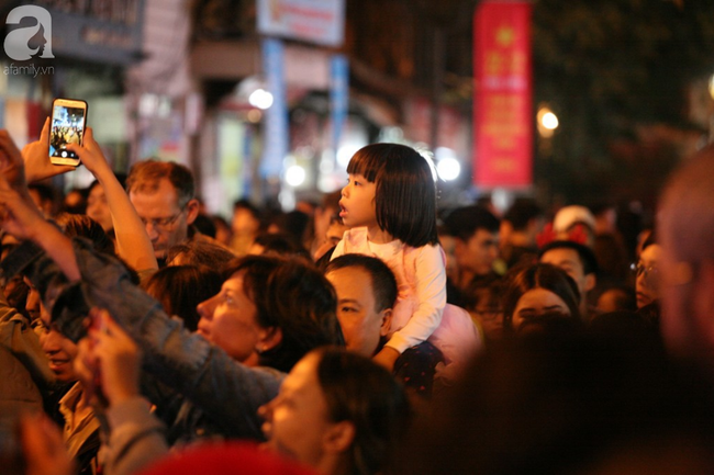 Người người đổ đi chơi Giáng sinh, đường phố đông nghẹt thở, trẻ nhỏ được bế trên vai cha mẹ-10