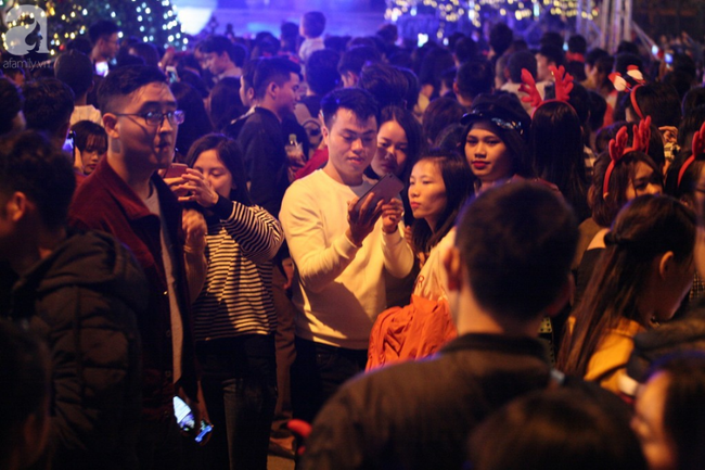 Người người đổ đi chơi Giáng sinh, đường phố đông nghẹt thở, trẻ nhỏ được bế trên vai cha mẹ-11