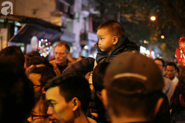 Người người đổ đi chơi Giáng sinh, đường phố đông nghẹt thở, trẻ nhỏ được bế trên vai cha mẹ-12