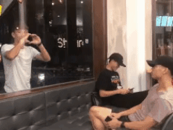 Minh Vương tâng bóng bằng đầu điệu nghệ qua ban công-1