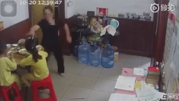 Bé gái 8 tuổi bị bố mẹ xem như bao cát, đánh đập dã man nhưng thái độ của em mới khiến mọi người không kiềm được nước mắt-3