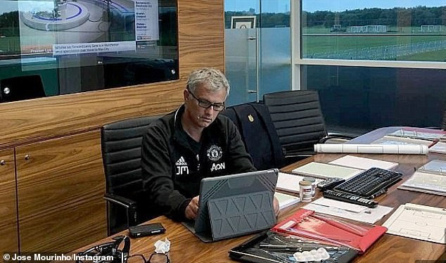 Man Utd chỉ mất 5 phút để dọn dẹp đồ đạc của HLV Mourinho-1